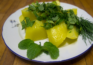 Картофель по-английски с мятой и укропом