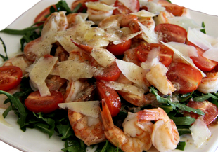 Теплый салат с рукколой и креветками