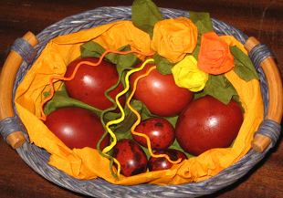 Яйца, крашенные в луковой шелухе