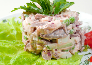 Теплый салат из свинины