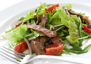 Теплый салат из телятины по-тайски