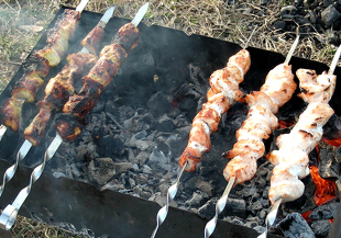 Шашлыки из куриных грудок и свинины
