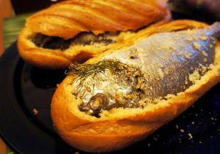 Дорада, запеченная в хлебе